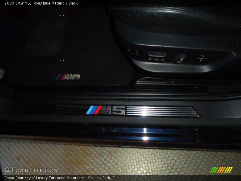 Avus Blue Metallic / Black 2000 BMW M5