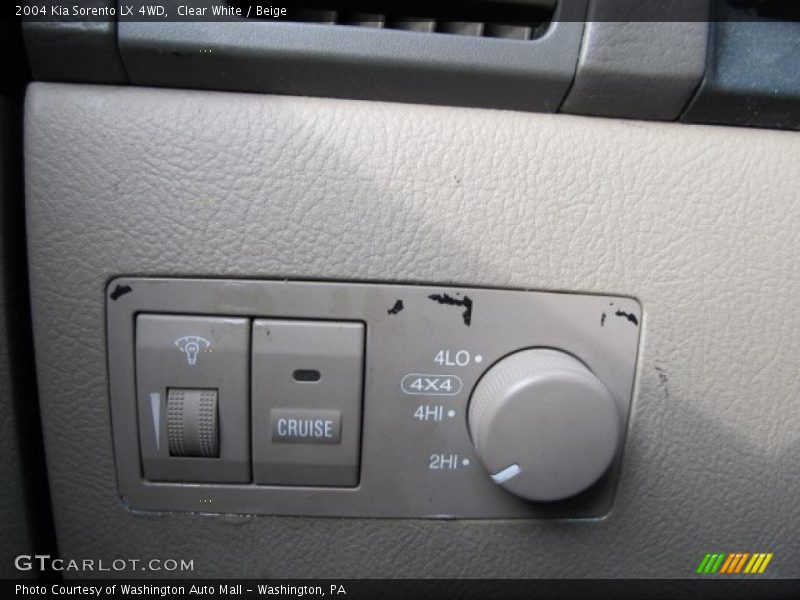 Clear White / Beige 2004 Kia Sorento LX 4WD