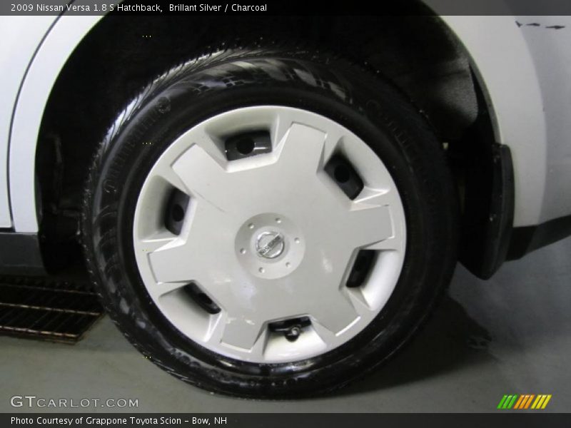 Brillant Silver / Charcoal 2009 Nissan Versa 1.8 S Hatchback