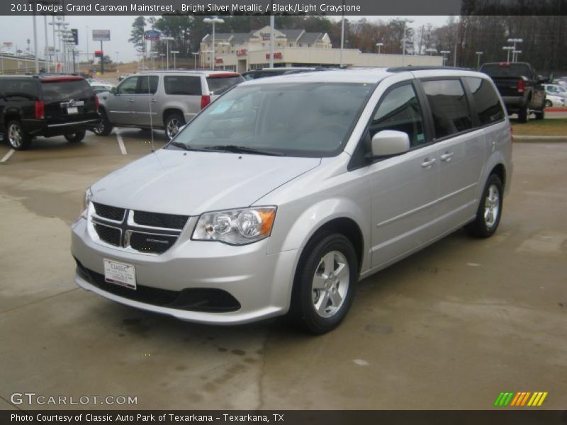 Front 3/4 View of 2011 Grand Caravan Mainstreet