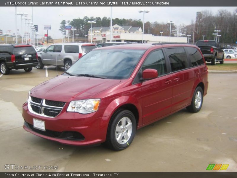 Front 3/4 View of 2011 Grand Caravan Mainstreet