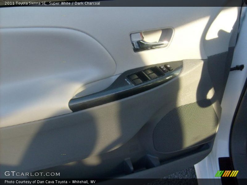 Super White / Dark Charcoal 2011 Toyota Sienna SE