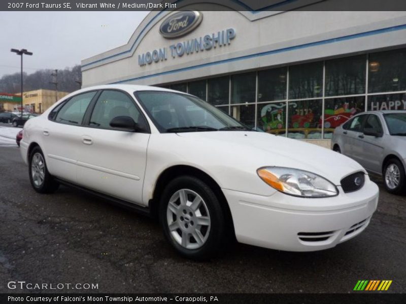 Vibrant White / Medium/Dark Flint 2007 Ford Taurus SE