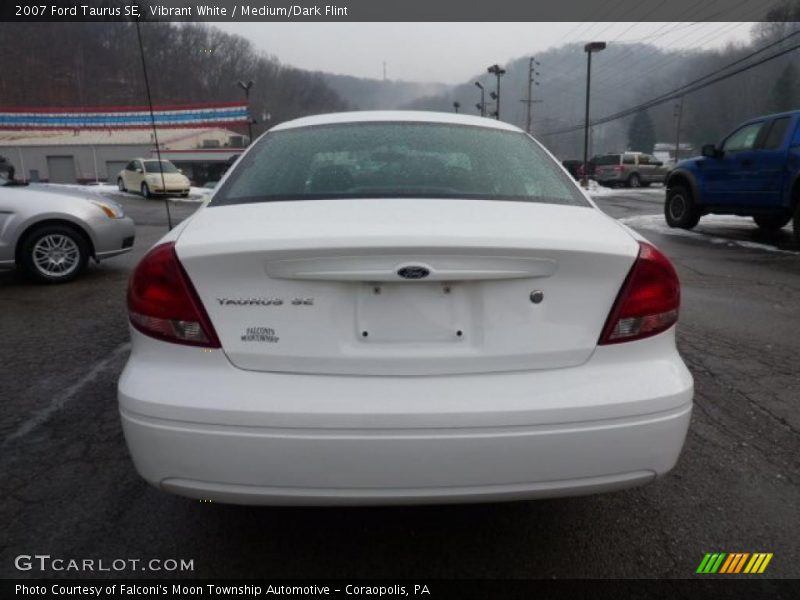 Vibrant White / Medium/Dark Flint 2007 Ford Taurus SE