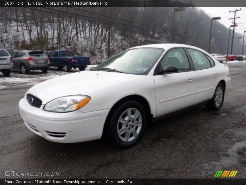 Vibrant White / Medium/Dark Flint 2007 Ford Taurus SE