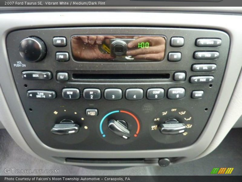 Vibrant White / Medium/Dark Flint 2007 Ford Taurus SE