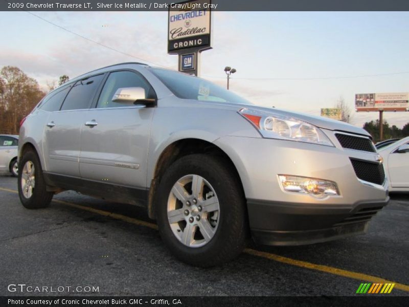 Silver Ice Metallic / Dark Gray/Light Gray 2009 Chevrolet Traverse LT