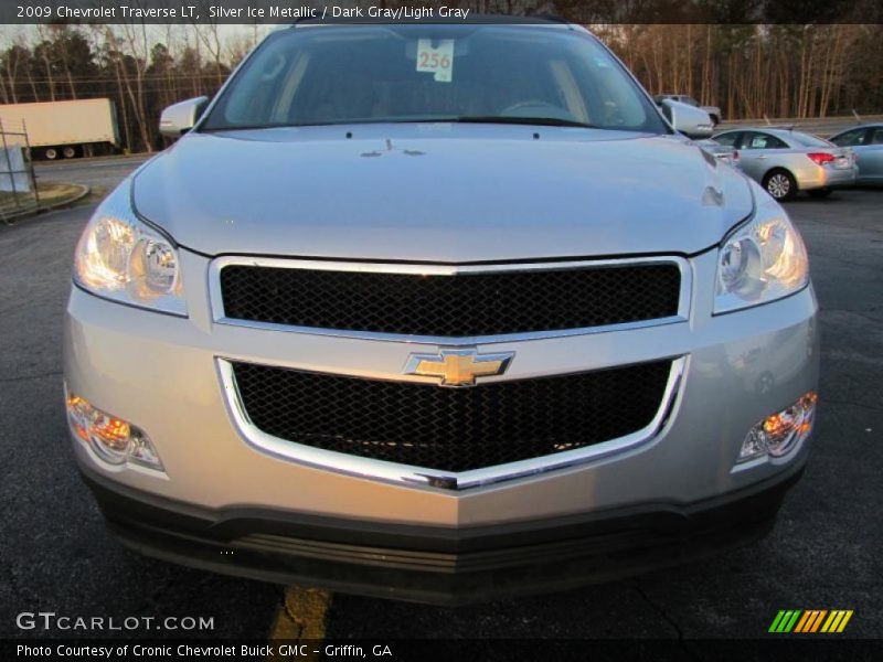 Silver Ice Metallic / Dark Gray/Light Gray 2009 Chevrolet Traverse LT