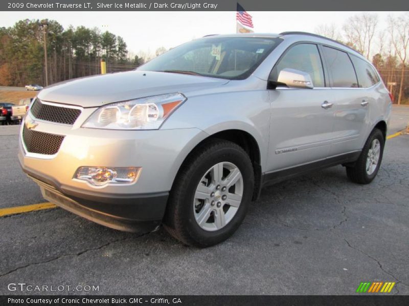 Silver Ice Metallic / Dark Gray/Light Gray 2009 Chevrolet Traverse LT