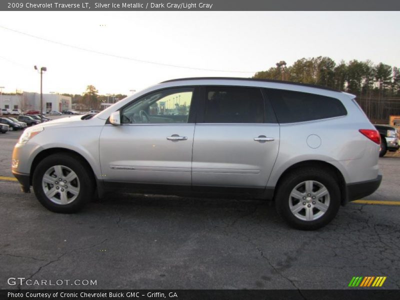 Silver Ice Metallic / Dark Gray/Light Gray 2009 Chevrolet Traverse LT