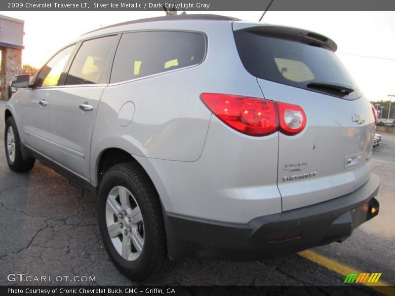 Silver Ice Metallic / Dark Gray/Light Gray 2009 Chevrolet Traverse LT