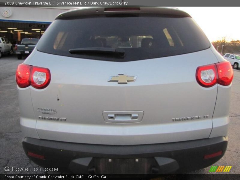 Silver Ice Metallic / Dark Gray/Light Gray 2009 Chevrolet Traverse LT