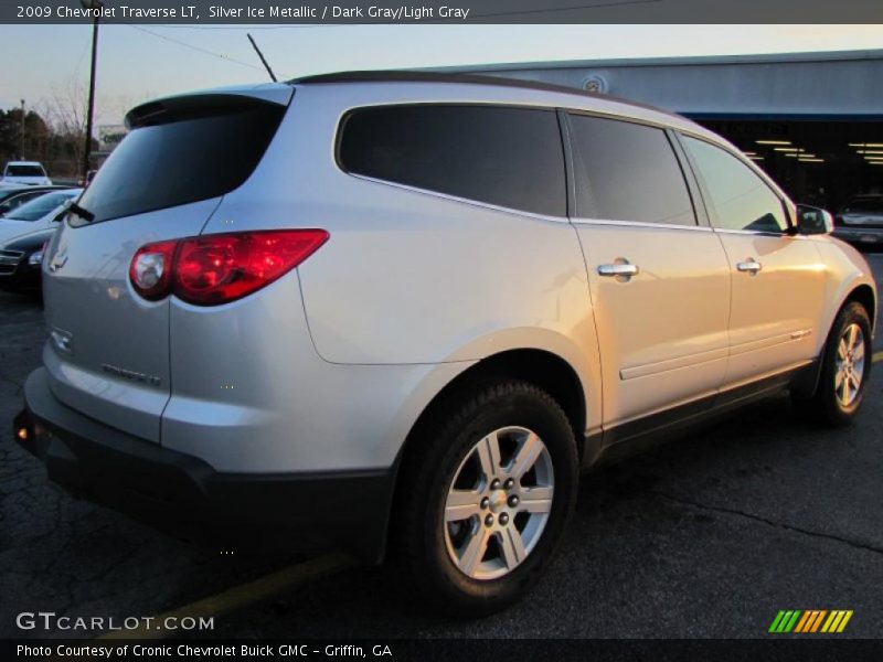 Silver Ice Metallic / Dark Gray/Light Gray 2009 Chevrolet Traverse LT