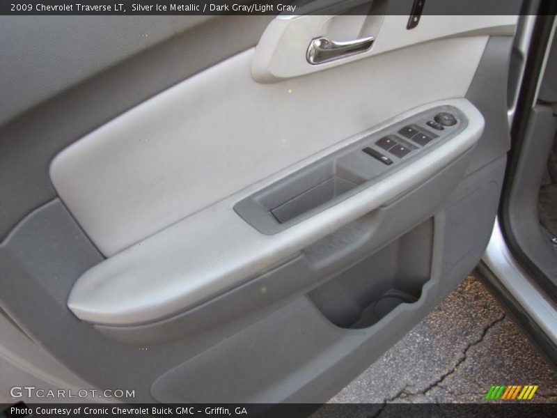 Silver Ice Metallic / Dark Gray/Light Gray 2009 Chevrolet Traverse LT