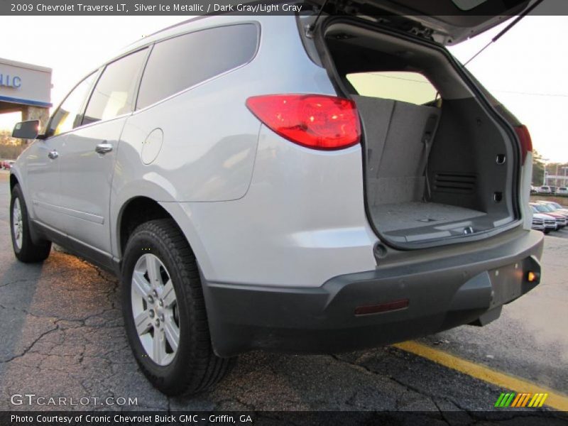 Silver Ice Metallic / Dark Gray/Light Gray 2009 Chevrolet Traverse LT