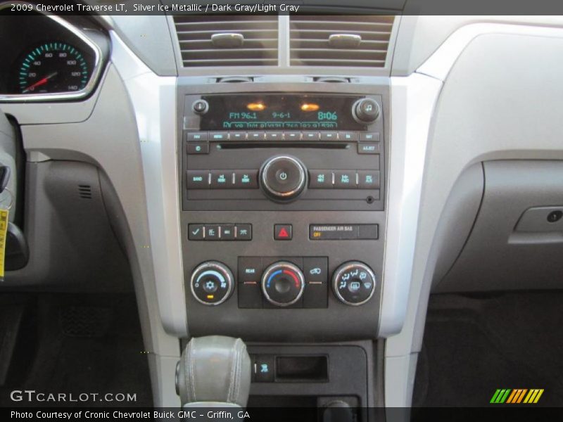 Silver Ice Metallic / Dark Gray/Light Gray 2009 Chevrolet Traverse LT