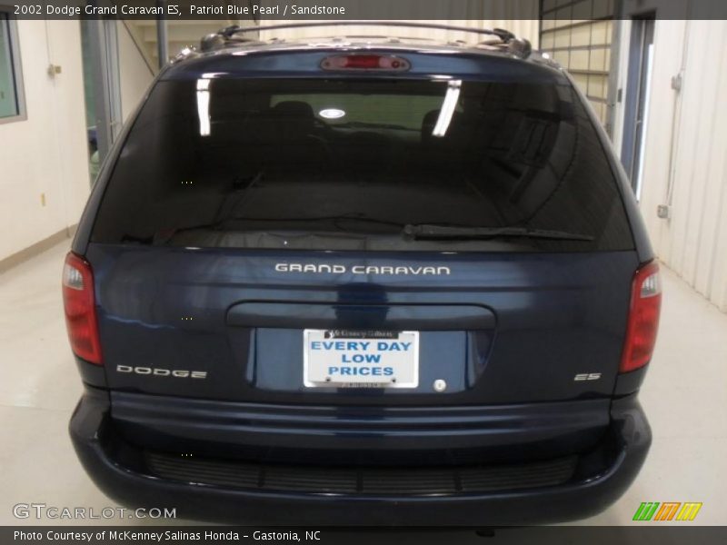 Patriot Blue Pearl / Sandstone 2002 Dodge Grand Caravan ES