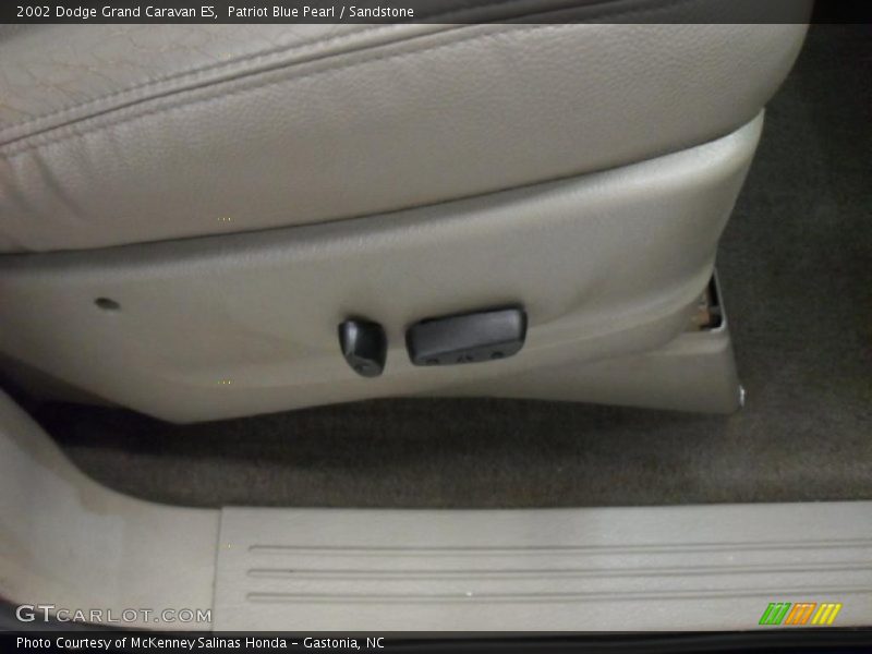 Patriot Blue Pearl / Sandstone 2002 Dodge Grand Caravan ES