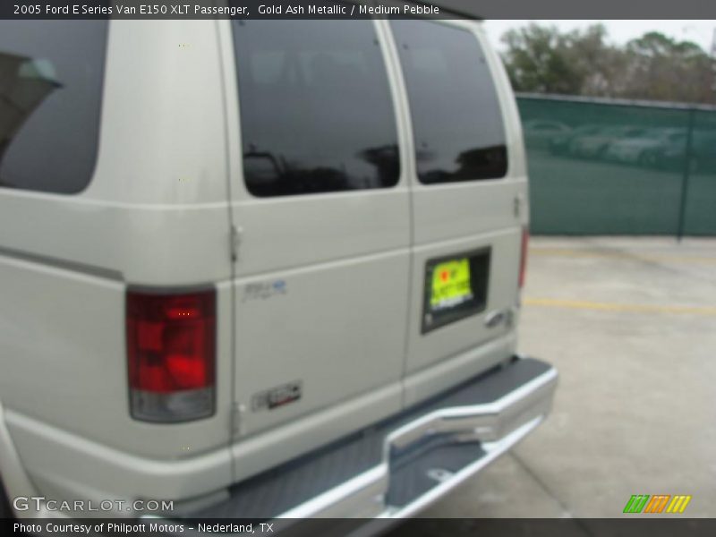 Gold Ash Metallic / Medium Pebble 2005 Ford E Series Van E150 XLT Passenger