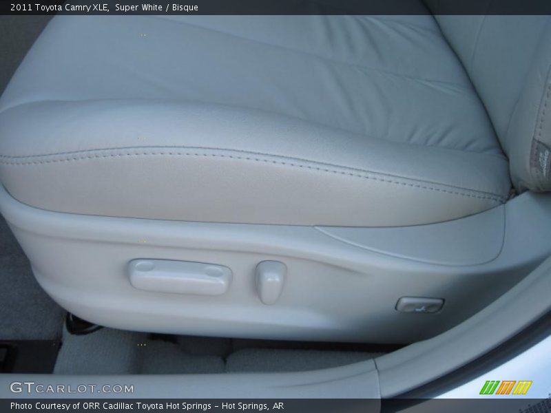 Super White / Bisque 2011 Toyota Camry XLE
