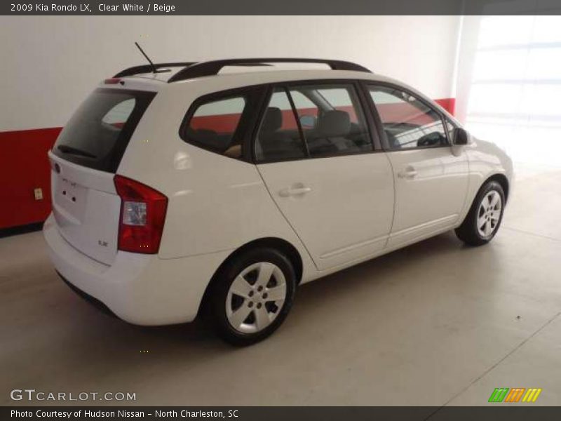 Clear White / Beige 2009 Kia Rondo LX