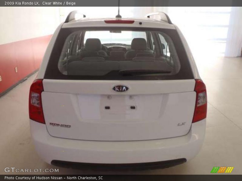Clear White / Beige 2009 Kia Rondo LX