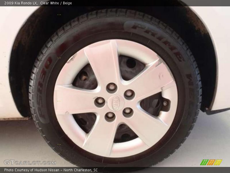 Clear White / Beige 2009 Kia Rondo LX