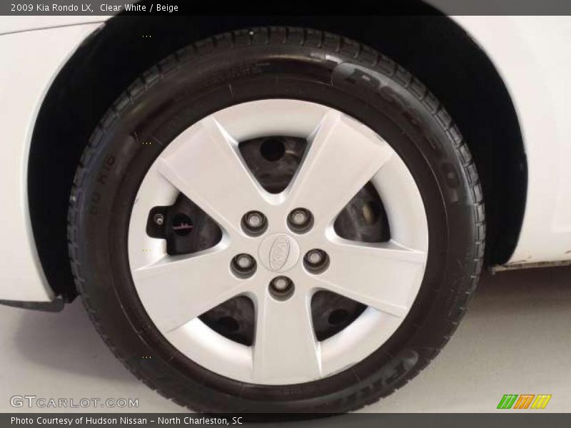 Clear White / Beige 2009 Kia Rondo LX