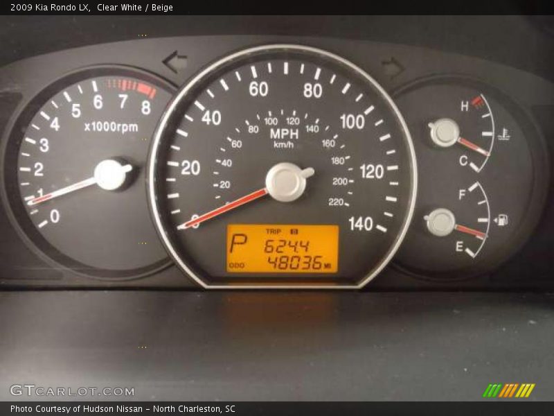 Clear White / Beige 2009 Kia Rondo LX