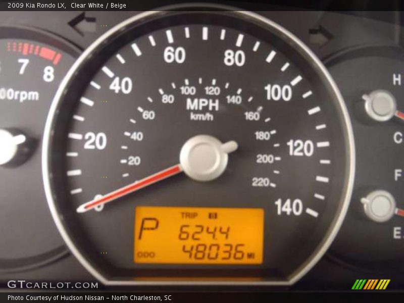 Clear White / Beige 2009 Kia Rondo LX