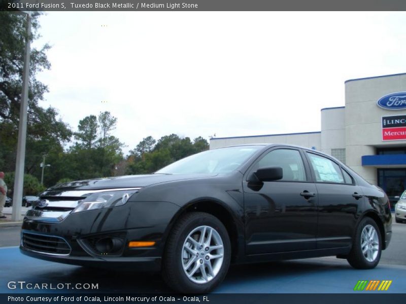 Front 3/4 View of 2011 Fusion S