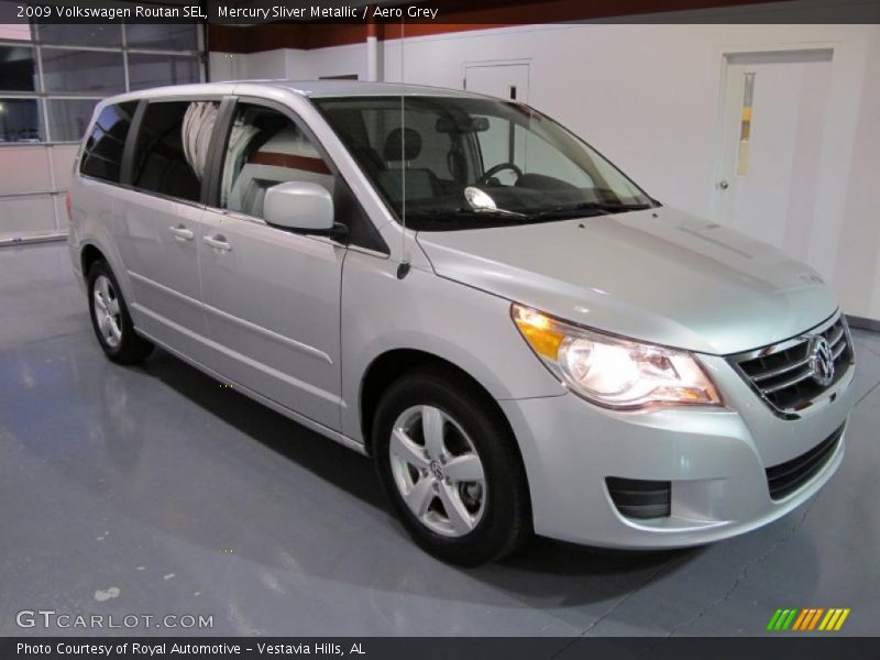 Front 3/4 View of 2009 Routan SEL