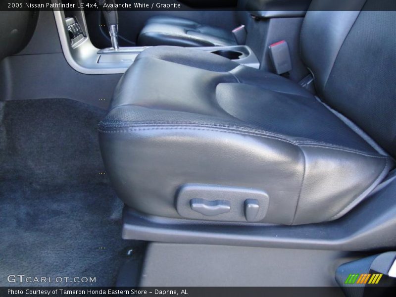 Avalanche White / Graphite 2005 Nissan Pathfinder LE 4x4