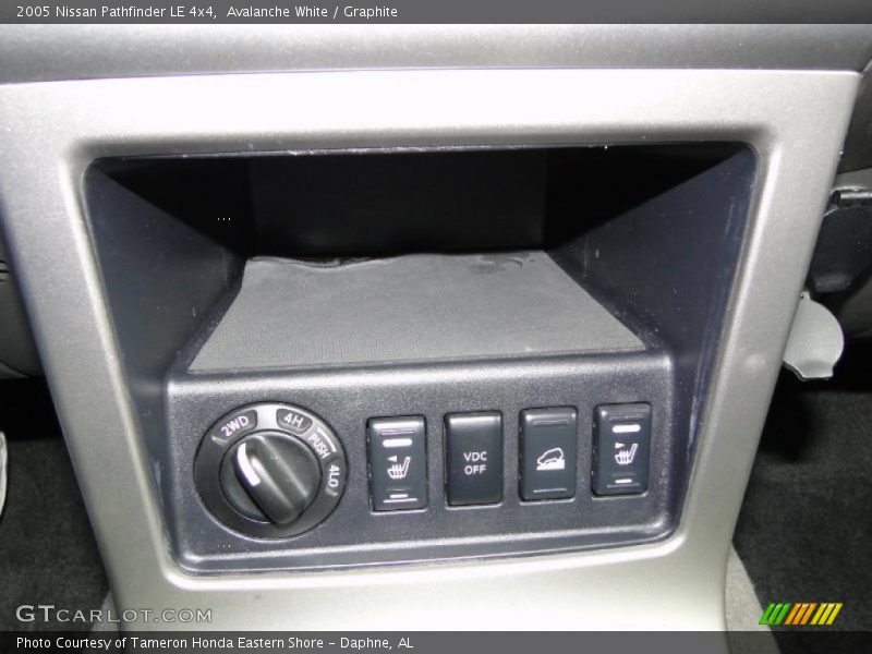 Avalanche White / Graphite 2005 Nissan Pathfinder LE 4x4