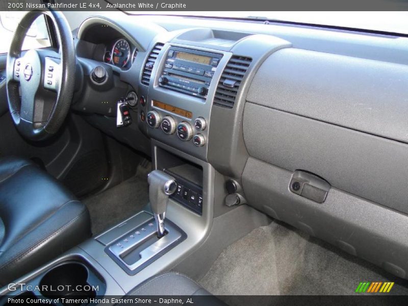 Avalanche White / Graphite 2005 Nissan Pathfinder LE 4x4