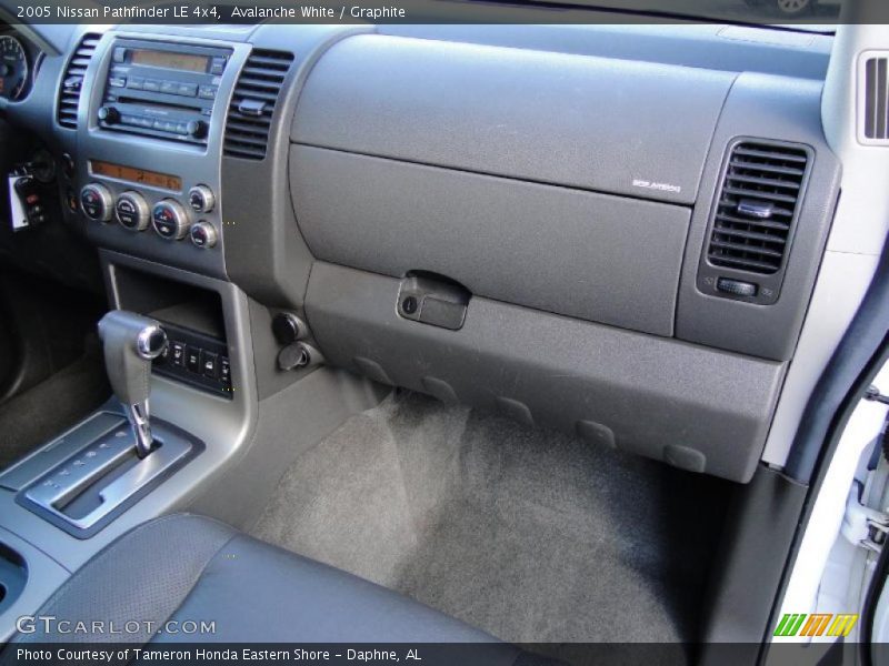 Avalanche White / Graphite 2005 Nissan Pathfinder LE 4x4