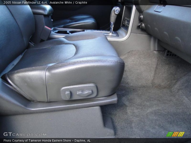 Avalanche White / Graphite 2005 Nissan Pathfinder LE 4x4