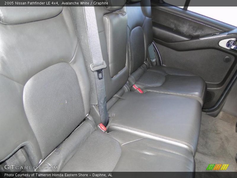 Avalanche White / Graphite 2005 Nissan Pathfinder LE 4x4
