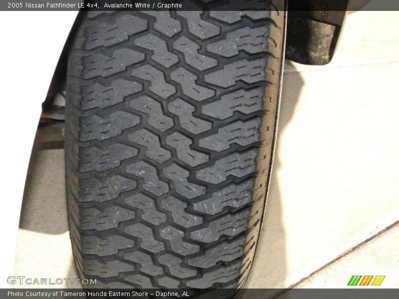 Avalanche White / Graphite 2005 Nissan Pathfinder LE 4x4