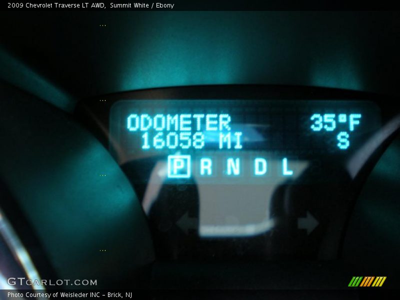 Summit White / Ebony 2009 Chevrolet Traverse LT AWD