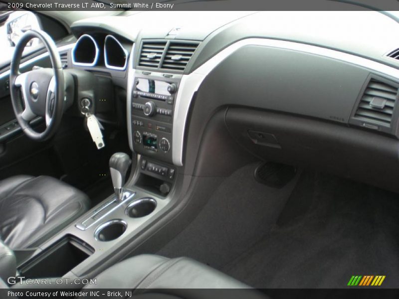 Summit White / Ebony 2009 Chevrolet Traverse LT AWD