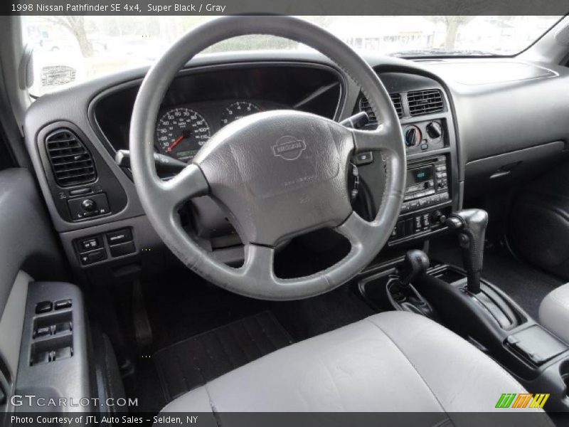 Super Black / Gray 1998 Nissan Pathfinder SE 4x4