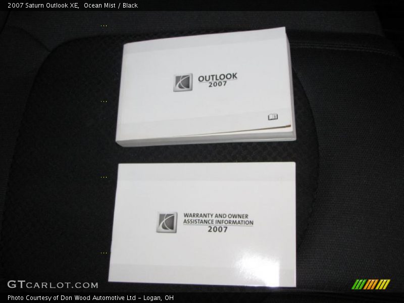 Ocean Mist / Black 2007 Saturn Outlook XE