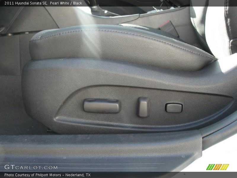 Pearl White / Black 2011 Hyundai Sonata SE