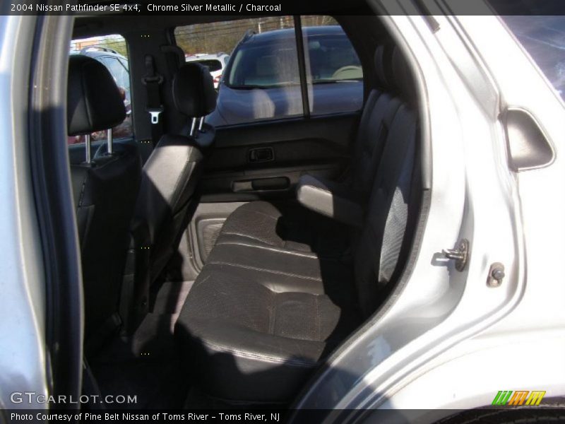 Chrome Silver Metallic / Charcoal 2004 Nissan Pathfinder SE 4x4
