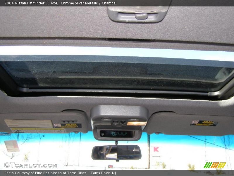 Chrome Silver Metallic / Charcoal 2004 Nissan Pathfinder SE 4x4