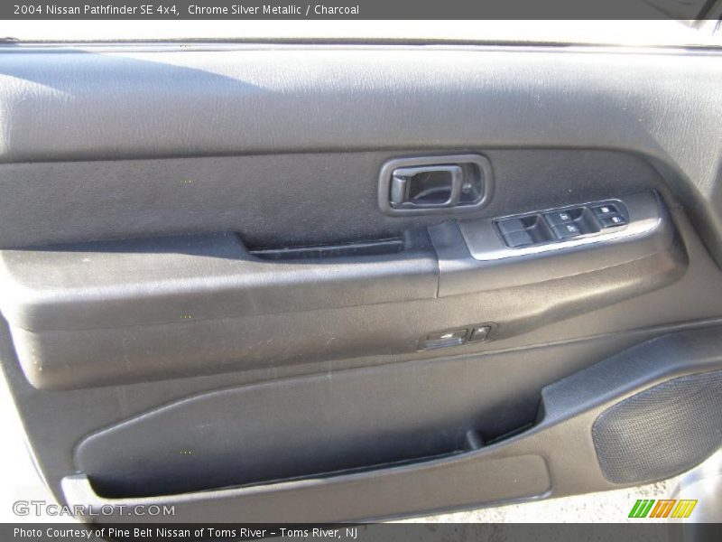 Chrome Silver Metallic / Charcoal 2004 Nissan Pathfinder SE 4x4