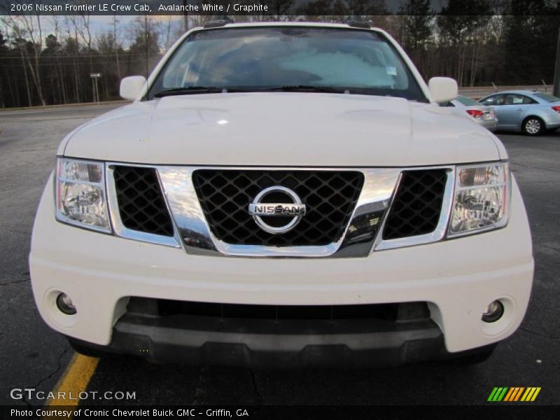 Avalanche White / Graphite 2006 Nissan Frontier LE Crew Cab