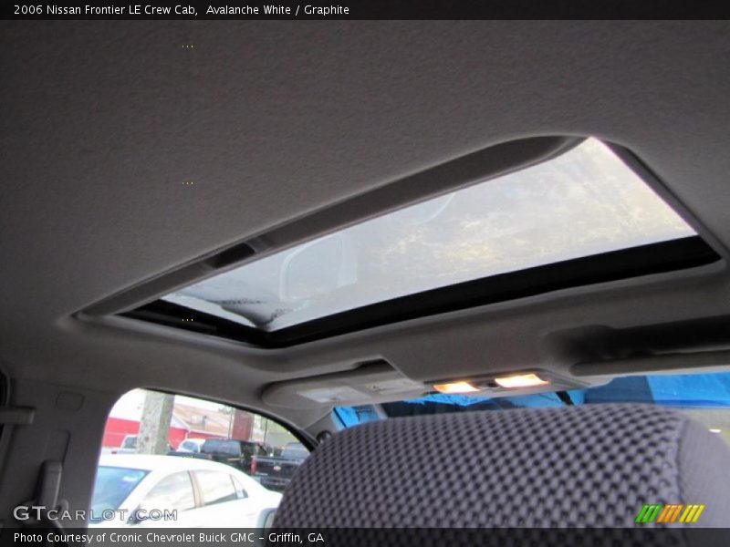 Avalanche White / Graphite 2006 Nissan Frontier LE Crew Cab