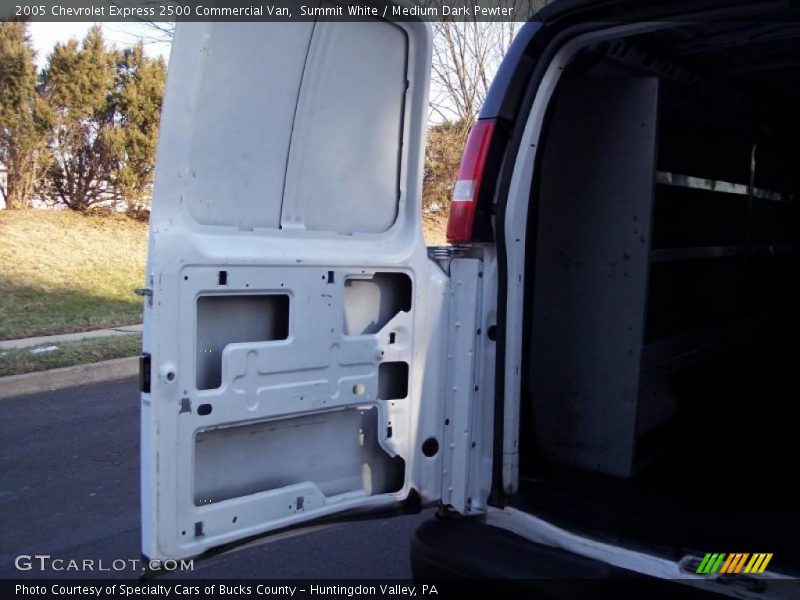 Summit White / Medium Dark Pewter 2005 Chevrolet Express 2500 Commercial Van